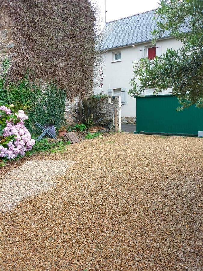 Appartement Au Centre Ville Avec Un Beau Jardin Prive Lannion Exteriör bild